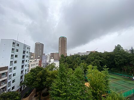 陽当たり・通風・開放感に恵まれた環境です。