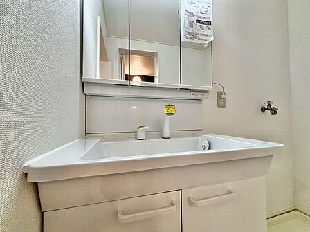 清潔感を感じられる洗面化粧台。