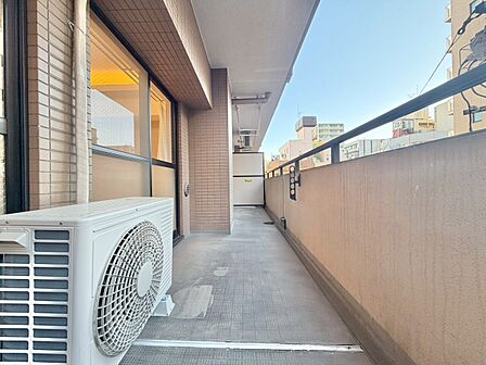 朝の澄んだ空気や、夕方に吹く清々しい風を感じられるバルコニー。
