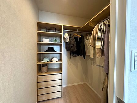 家電やスーツケース、ストック品など何でも片付く嬉しい空間です。