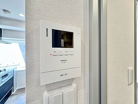 誰が来てもわかる様にモニター付きインターホンを設置。