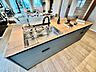 キッチン：使いやすくスタイリッシュなキッチン空間になっております。