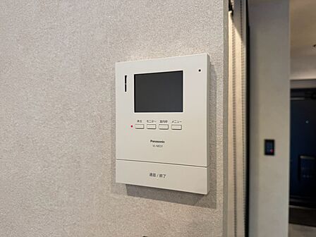 誰が来てもわかる様にモニター付きインターホンを設置。