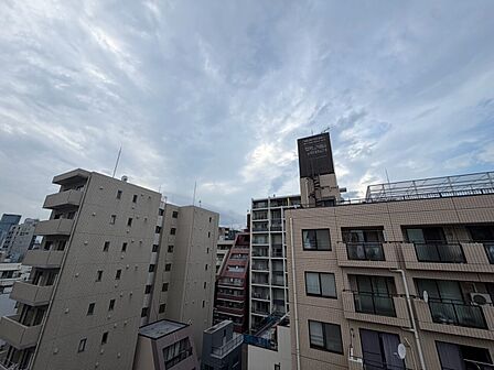 陽当たり・通風・開放感に恵まれた環境です。