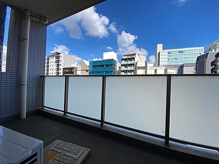 朝の澄んだ空気や、夕方に吹く清々しい風を感じられるバルコニー。