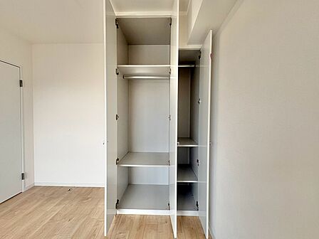 家電やスーツケース、ストック品など何でも片付く嬉しい空間です。