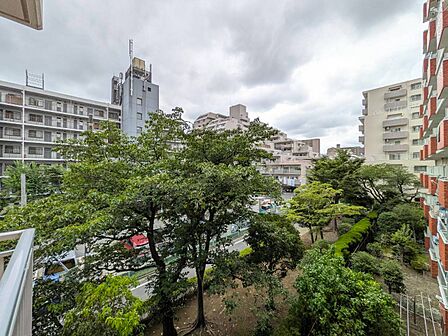 眺望や窓からの景色が良いと、家で過ごす時間も快適です。