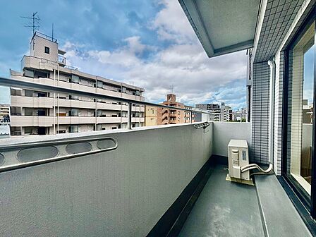 朝の澄んだ空気や、夕方に吹く清々しい風を感じられるバルコニー。