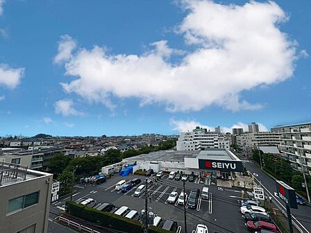 陽当たり・通風・開放感に恵まれた環境です。