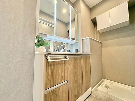 清潔感を感じられる洗面化粧台。