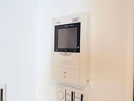 誰が来てもわかる様にモニター付きインターホンを設置。