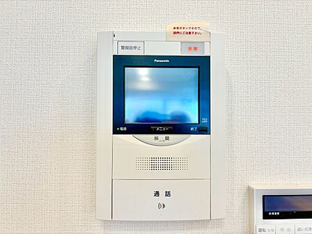 誰が来てもわかる様にモニター付きインターホンを設置。