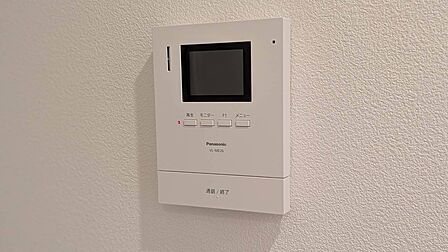 誰が来てもわかる様にモニター付きインターホンを設置。