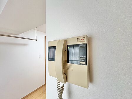 誰が来てもわかる様にモニター付きインターホンを設置。