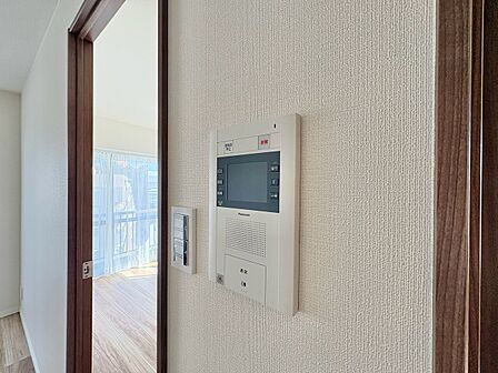 誰が来てもわかる様にモニター付きインターホンを設置。