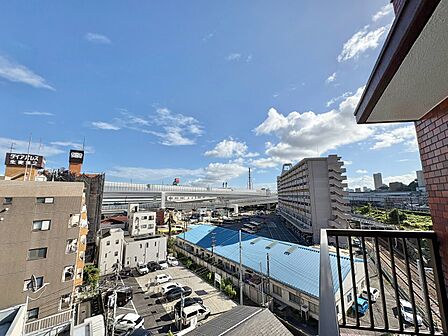 陽当たり・通風・開放感に恵まれた環境です。
