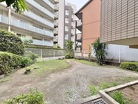 マンションの敷地内には、中庭もございます。