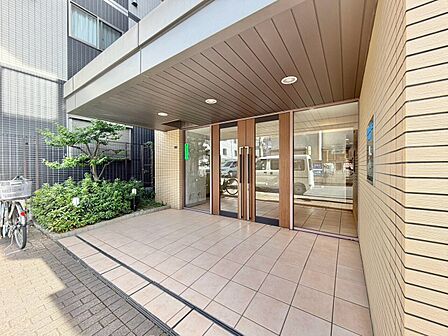 上質感漂う玄関アプローチです。