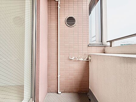 朝の澄んだ空気や、夕方に吹く清々しい風を感じられるバルコニー。