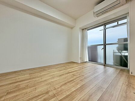 清かで艶やかな時間をもたらしてくれる室内です。