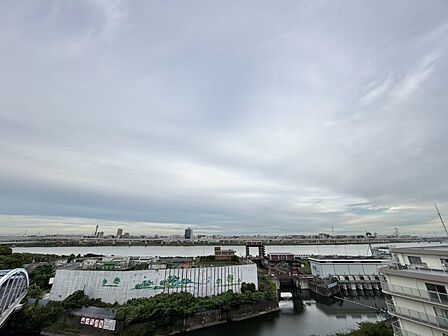 陽当たり・通風・開放感に恵まれた環境です。
