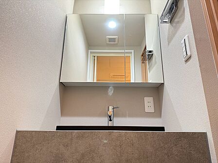 清潔感を感じられる洗面化粧台。