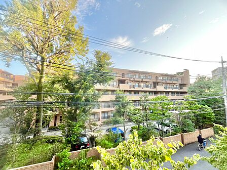 陽当たり・通風・開放感に恵まれた環境です。