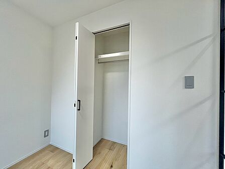 家電やスーツケース、ストック品など何でも片付く嬉しい空間です。