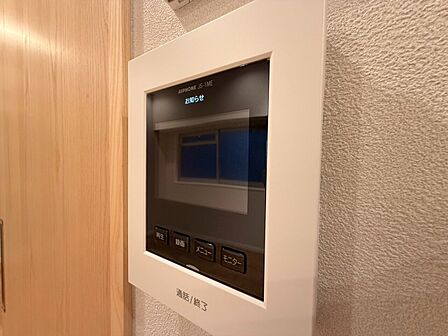 誰が来てもわかる様にモニター付きインターホンを設置。