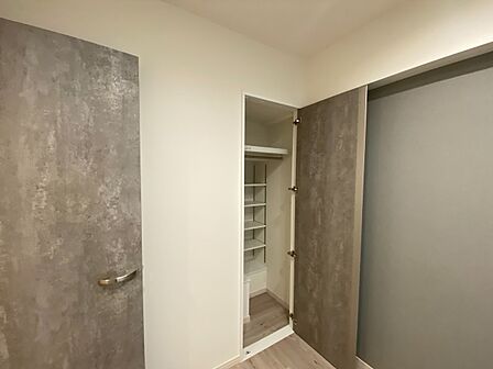 家電やスーツケース、ストック品など何でも片付く嬉しい空間です。