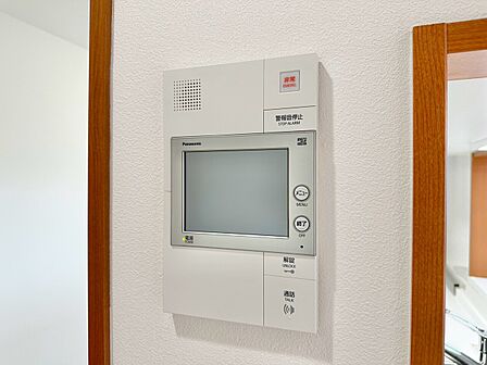 誰が来てもわかる様にモニター付きインターホンを設置。