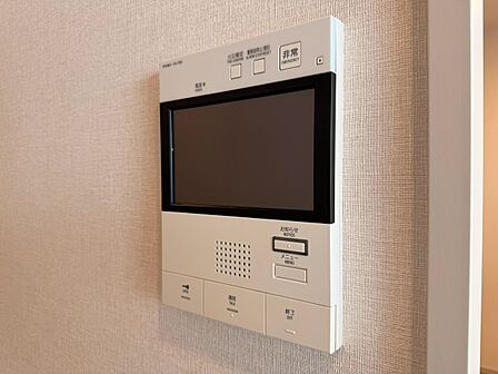 誰が来てもわかる様にモニター付きインターホンを設置。