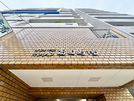 スタイリッシュなエンブレム。お洒落なマンションは入り口から。