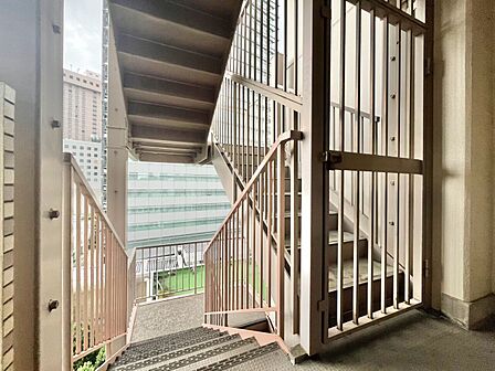 共用部の階段です。明るく清潔に管理されています。