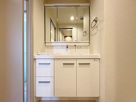 清潔感を感じられる洗面化粧台。