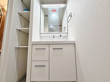 清潔感を感じられる洗面化粧台。