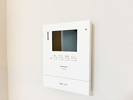 誰が来てもわかる様にモニター付きインターホンを設置。