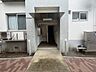 エントランス：上質感漂う玄関アプローチです。