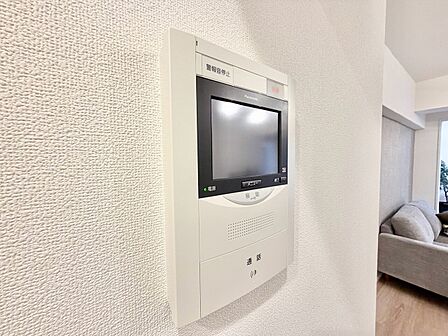 誰が来てもわかる様にモニター付きインターホンを設置。