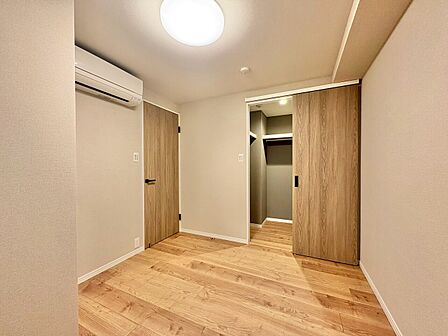 清かで艶やかな時間をもたらしてくれる室内です。