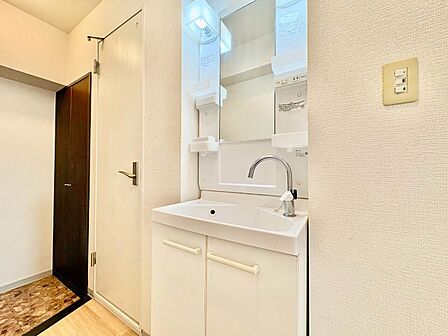 清潔感を感じられる洗面化粧台。
