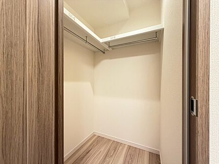 収納スペースが付いていて、お部屋を広く使っていただけます。