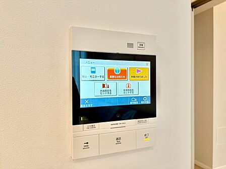 誰が来てもわかる様にモニター付きインターホンを設置。