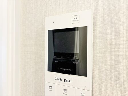 誰が来てもわかる様にモニター付きインターホンを設置。