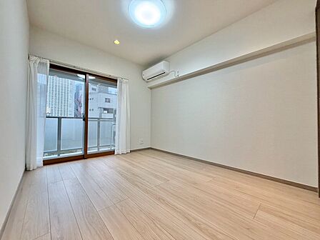 清かで艶やかな時間をもたらしてくれる室内です。
