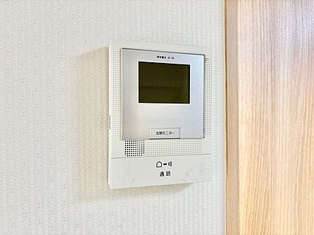 誰が来てもわかる様にモニター付きインターホンを設置。
