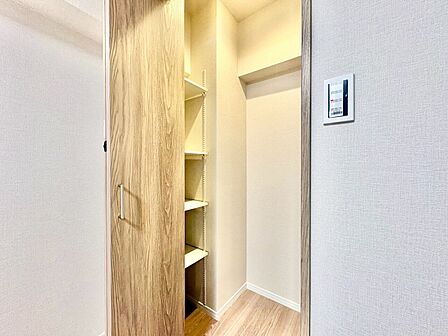家電やスーツケース、ストック品など何でも片付く嬉しい空間です。