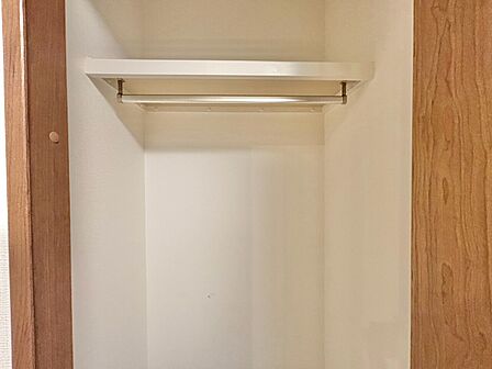 家電やスーツケース、ストック品など何でも片付く嬉しい空間です。