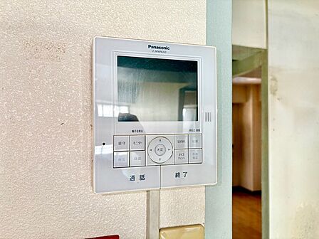 誰が来てもわかる様にモニター付きインターホンを設置。