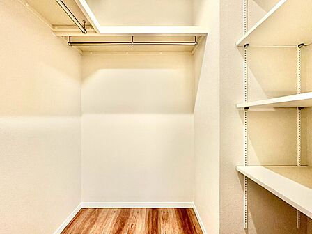 収納スペースが付いていて、お部屋を広く使っていただけます。